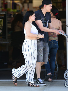 Ariel Winter feet photo thumbnail