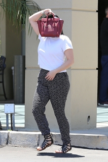 Ariel Winter feet photo thumbnail
