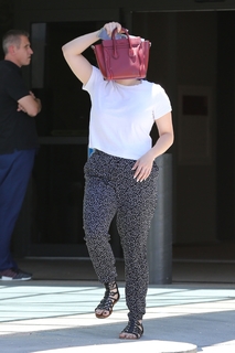 Ariel Winter feet photo thumbnail