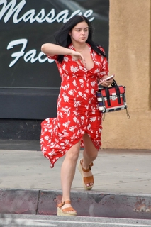 Ariel Winter feet photo thumbnail