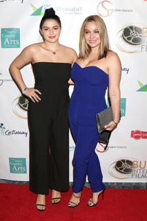 Ariel Winter feet photo thumbnail