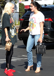 Ariel Winter feet photo thumbnail