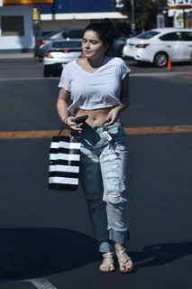 Ariel Winter feet photo thumbnail