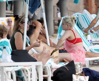 Ariel Winter feet photo thumbnail