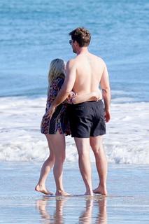 Ariel Winter feet photo thumbnail