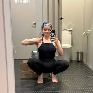 Ariel Winter feet photo thumbnail