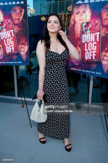 Ariel Winter feet photo thumbnail