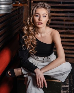 Arina Postnikova feet photo thumbnail