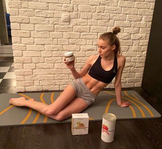 Arina Postnikova feet photo thumbnail