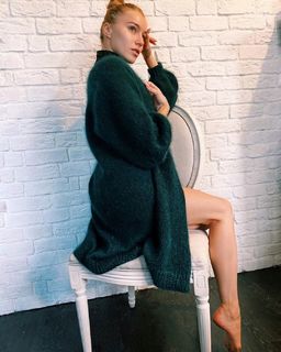 Arina Postnikova feet photo thumbnail