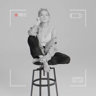 Arina Postnikova feet photo thumbnail