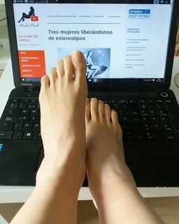 Arola Poch feet photo thumbnail