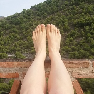 Arola Poch feet photo thumbnail
