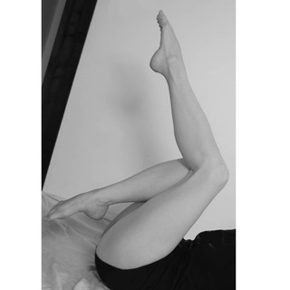 Arola Poch feet photo thumbnail