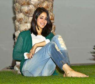 Aseel Omran feet photo thumbnail