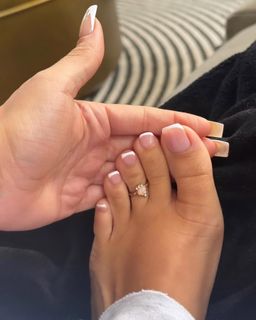 Ash Kash feet photo thumbnail