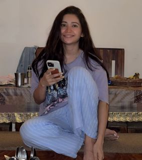 Asha Negi feet photo 2