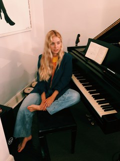 Ashe feet photo thumbnail