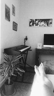 Ashe feet photo thumbnail