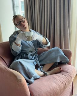 Ashe feet photo thumbnail