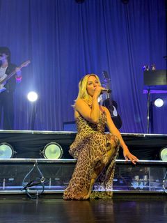 Ashe feet photo thumbnail