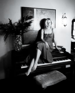 Ashe feet photo thumbnail