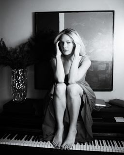 Ashe feet photo thumbnail