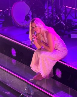 Ashe feet photo thumbnail