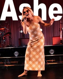 Ashe feet photo thumbnail