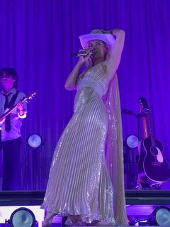 Ashe feet photo thumbnail