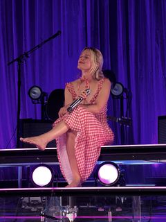 Ashe feet photo thumbnail