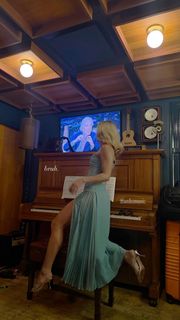 Ashe feet photo thumbnail