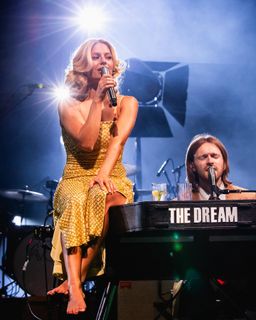 Ashe feet photo thumbnail