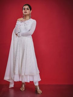 Ashika Ranganath feet photo 13