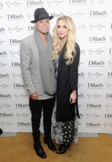 Ashlee Simpson feet photo thumbnail