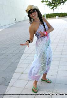 Ashlee Simpson feet photo thumbnail