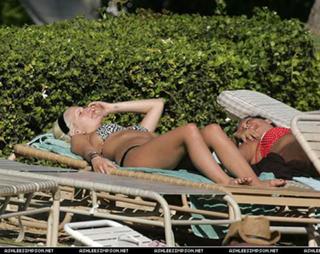 Ashlee Simpson feet photo thumbnail