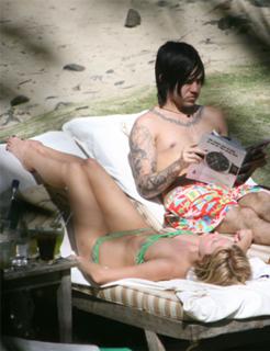 Ashlee Simpson feet photo thumbnail