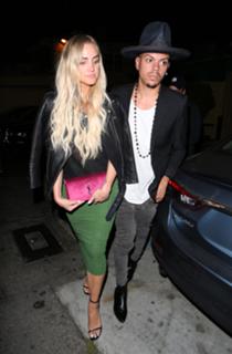 Ashlee Simpson feet photo thumbnail