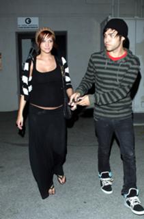 Ashlee Simpson feet photo thumbnail