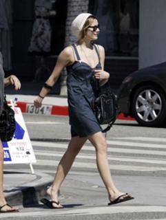 Ashlee Simpson feet photo thumbnail