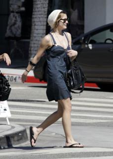 Ashlee Simpson feet photo thumbnail