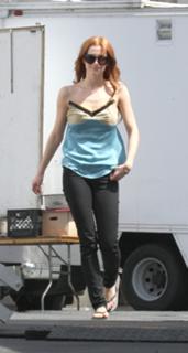 Ashlee Simpson feet photo thumbnail