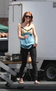 Ashlee Simpson feet photo thumbnail