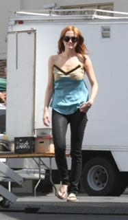 Ashlee Simpson feet photo thumbnail