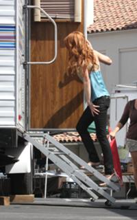 Ashlee Simpson feet photo thumbnail