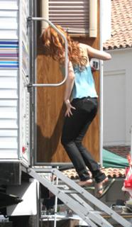 Ashlee Simpson feet photo thumbnail