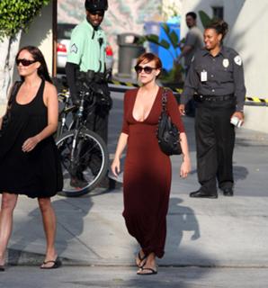 Ashlee Simpson feet photo thumbnail