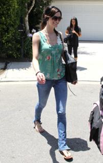 Ashlee Simpson feet photo thumbnail