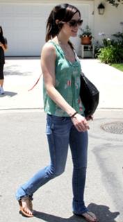 Ashlee Simpson feet photo thumbnail